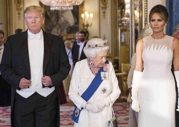 Дональд Трамп - Елизавета II - Мелания Трамп - Трамп - СМИ: Трамп не узнал подарок, который преподнес Елизавете II в прошлом году - argumenti.ru - США - Англия