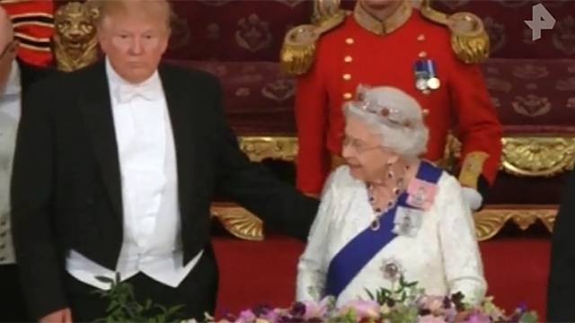 Дональд Трамп - Елизавета II - принц Чарльз - Трамп "распустил руки" на ужине с королевой Великобритании - ren.tv - США