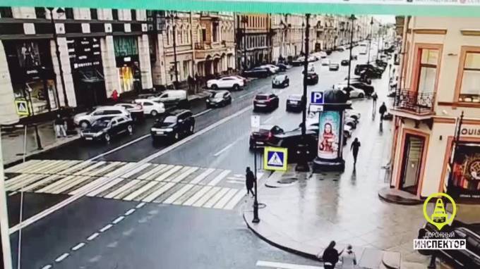Видео: на Невском иномарка наехала на подростка - piter.tv - район Центральный - Вологда
