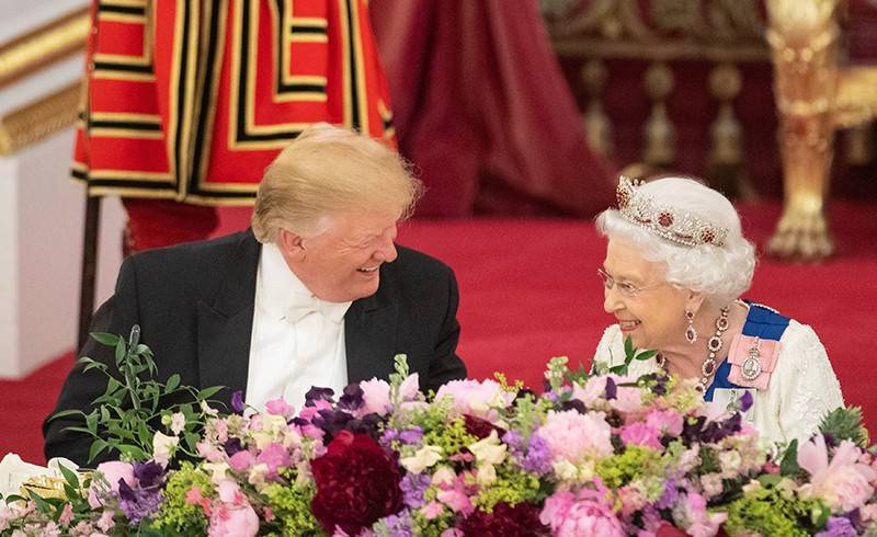 Дональд Трамп - Елизавета II - Тереза Мэй - Трамп опростоволосился на приеме у Елизаветы II - tvc.ru - США - Англия