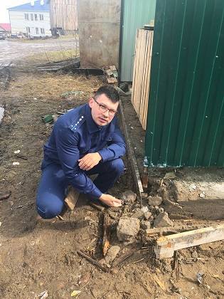 В Ижемском районе рассыпаются новые контейнерные площадки - bnkomi.ru - респ. Коми