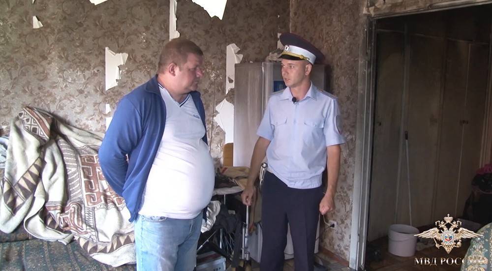 Андрей Анохин - Подмосковный инспектор спас из огня пенсионера, его внучку и кота - tvc.ru