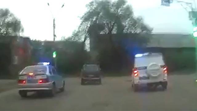 Видео: полицейским пришлось открыть огонь, чтобы задержать подростка-угонщика - ren.tv - Томск