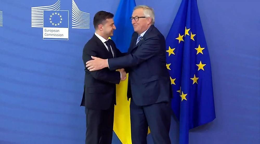Владимир Зеленский - Петр Порошенко - Жан-Клод Юнкер - "У меня новый": обнявший Зеленского Юнкер пошутил про Порошенко (видео) - tvc.ru - Украина