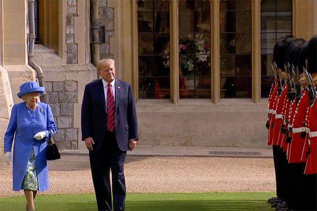 Дональд Трамп - Елизавета II - Уинстон Черчилль - Королева Великобритании подарила Трампу книгу во время его визита - aif.ru - США - Англия