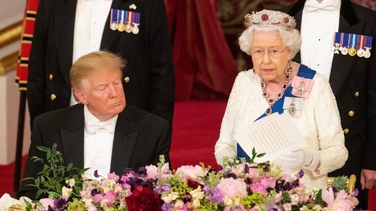 Дональд Трамп - Елизавета II - Дональд Трамп задремал во&nbsp;время речи Елизаветы II&nbsp;— видео - 5-tv.ru - США - Англия