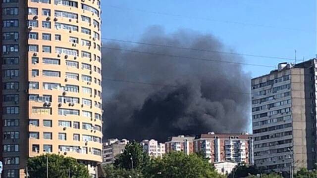 Очевидцы сообщили о пожаре в ТЦ на юге Москвы - ren.tv - район Чертаново