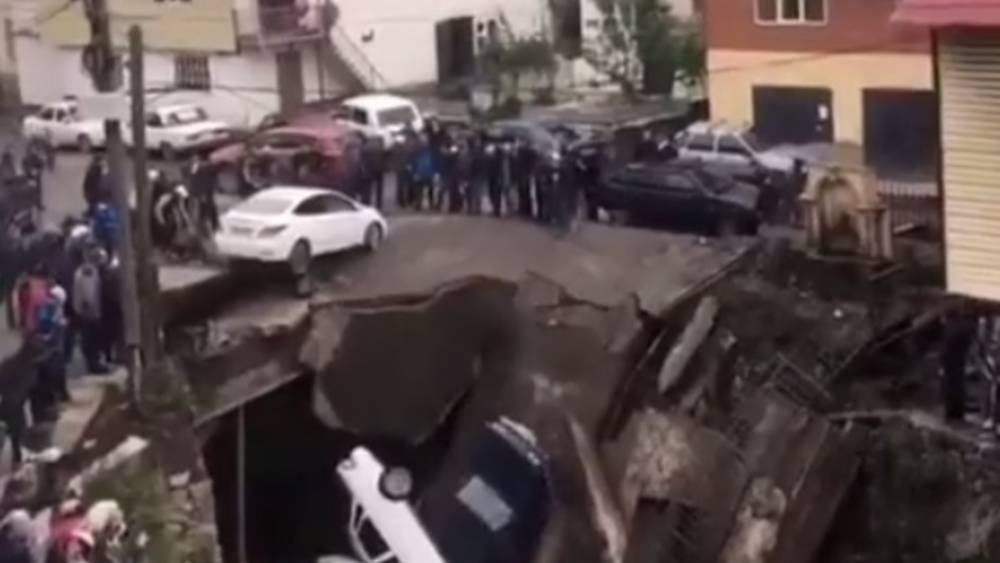 Люди на руках вытащили машину, зависшую над пропастью после обрушения моста в Дагестане - видео - tsargrad.tv - район Цунтинский