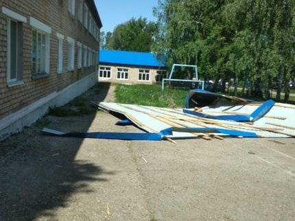 В Башкирии сильный ветер снес крышу лицея - ufatime.ru - Башкирия - район Аургазинский