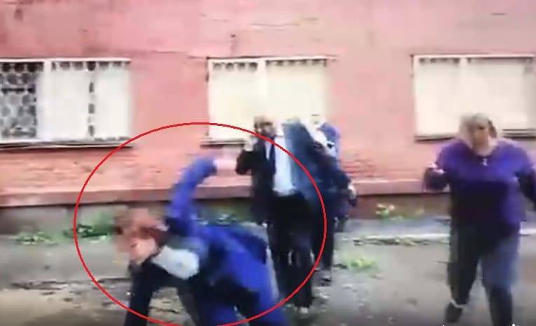Оксана Фадина - "Ближе к народу": мэр Омска упала в грязь при попытке перепрыгнуть лужу - nur.kz - Омск