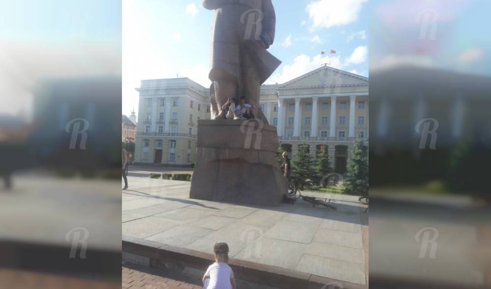 Смолянка осудила подростков, отдыхающих на Ленине - readovka.ru - Смоленск - Ленин