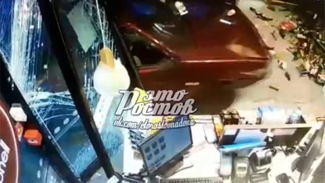 Безумный заезд водителя на АЗС в Ростове и попытку поджога машины засняли на видео - ren.tv - Ростов-На-Дону