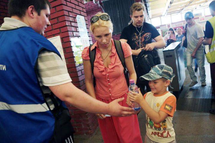 Более шести тысяч бутылок воды раздали пассажирам метро и МЦК - vm.ru