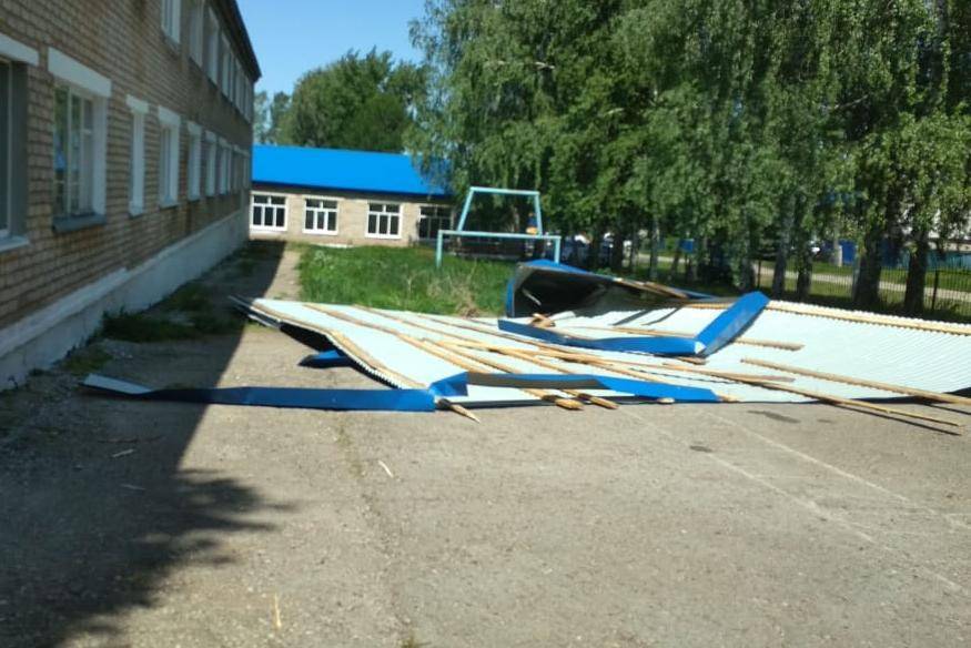 В Башкирии ураганный ветер снес крышу районной школы: эвакуировано 225 детей - bashinform.ru - Башкирия - Уфа - район Аургазинский