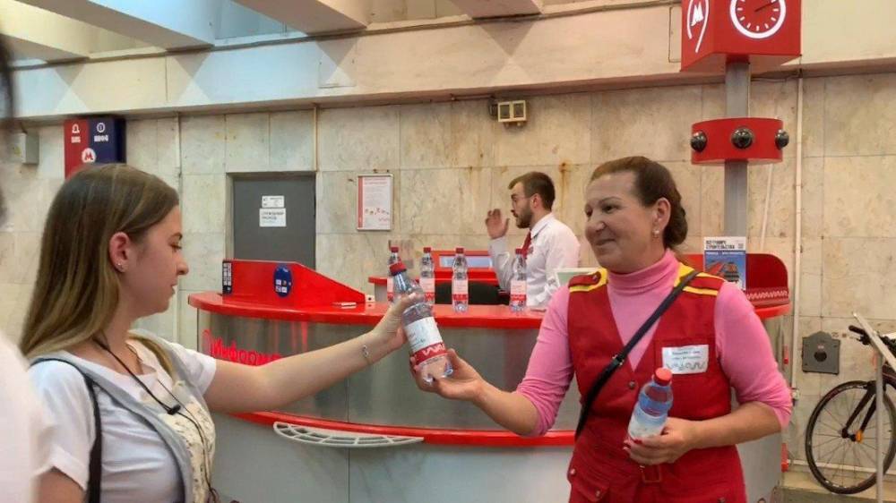 Более 6 тысяч бутылок воды бесплатно раздали пассажирам метро и МЦК - m24.ru