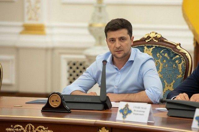 Владимир Зеленский - Петра Порошенко - Кирилл Тимошенко - Дональд Туск - Администрация Зеленского из-за обвинений в плагиате начала расследование - aif.ru - Украина
