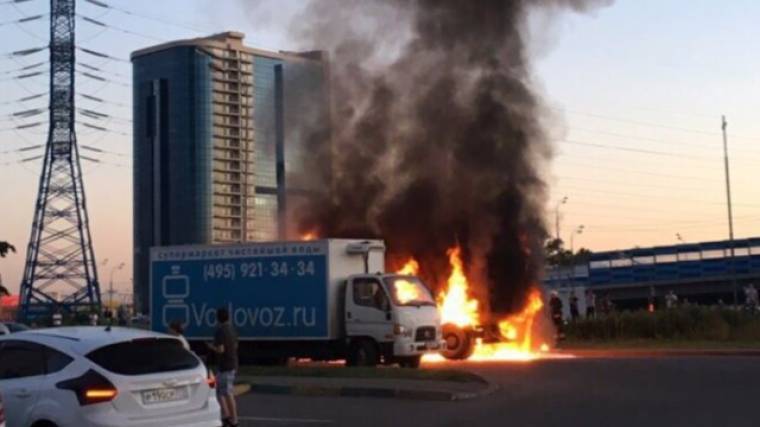 Видео: Два автомобиля сгорели в&nbsp;Москве - 5-tv.ru - Москва - Махачкала