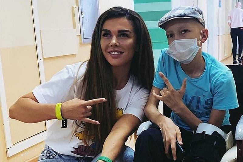Анна Седокова - Александра Зверева - Седокову обвинили в "подарке смерти" онкобольным детям - nur.kz - Россия