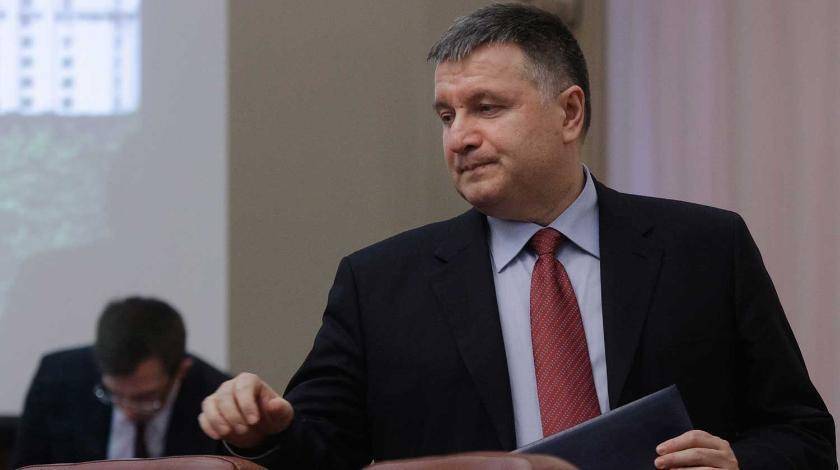 Владимир Зеленский - Арсен Аваков - Украинцы вынуждают Киев отправить Авакова в отставку - utro.ru - Украина