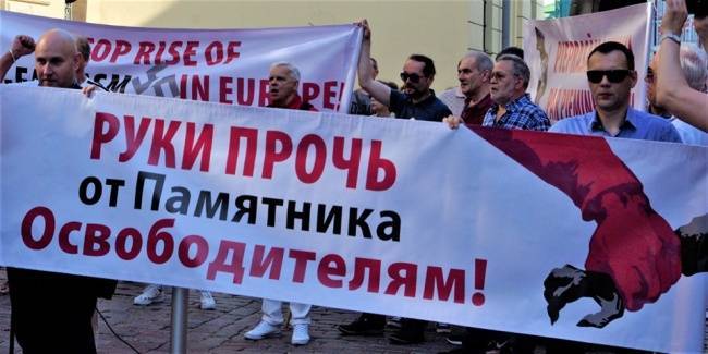Перед Сеймом Латвии митинговали защитники памятника Освободителям - eadaily.com - Рига - Латвия - Таллин
