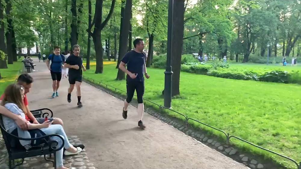 Владимир Путин - Си Цзиньпин - Антониу Гутерриш - Игорь Додон - Николя Саркози - Бегущий по Петербургу Николя Саркози попал на видео - tvc.ru - Россия - Китай - Санкт-Петербург - Молдавия - Франция