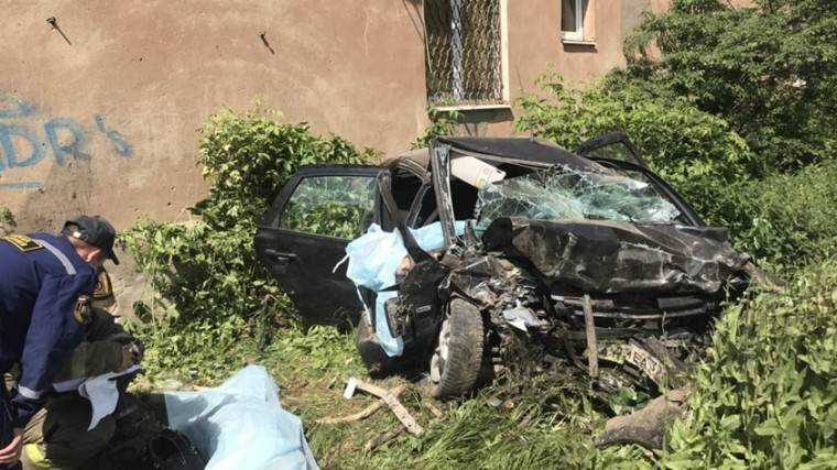 Видео с&nbsp;места трагедии: Легковушка врезалась в&nbsp;жилой дом, погибли четыре человека - 5-tv.ru - Иваново