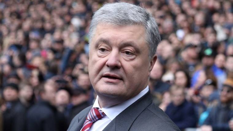 Петр Порошенко - Олег Гладковский - Пикет у&nbsp;дома Порошенко: Украинцы жгут покрышки и&nbsp;кидают дымовые шашки&nbsp;— видео - 5-tv.ru - Украина