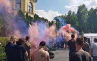 Олег Гладковский - У дома Гладковских жгут файера - korrespondent.net - Украина