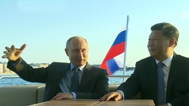 Си Цзиньпин - Путин и Си Цзиньпин прокатились на катере по Неве - ren.tv - Москва - Россия - Китай - Санкт-Петербург
