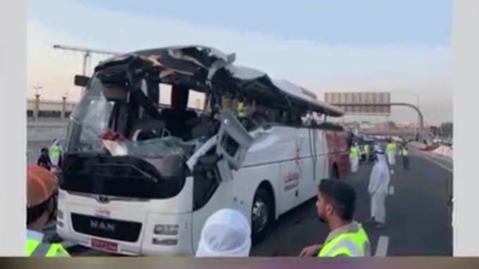 В Дубае в ДТП с автобусом погибли 17 человек - piter.tv - Эмираты - Оман