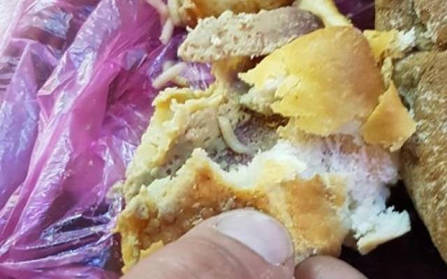 Жительница Мелитополя купила сосиску в тесте, кишащую опарышами - 24news.com.ua - Киев - Запорожская обл. - Мелитополь