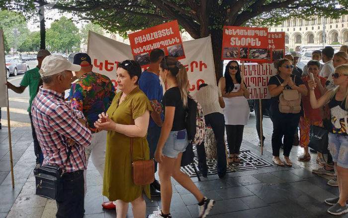Акция протеста в центре Еревана: активисты требуют отставки директора городского зоопарка - ru.armeniasputnik.am - Армения - Ереван