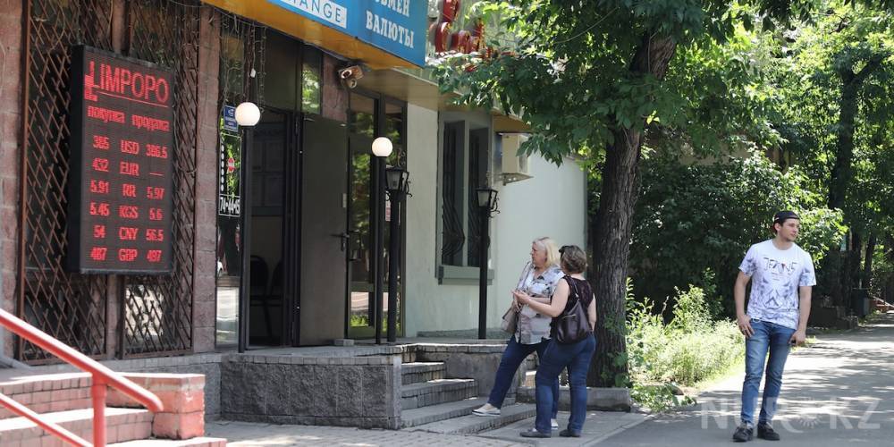 Петр Карандашов - "Поддалась панике": алматинцы стали активно скупать доллары (фото) - nur.kz
