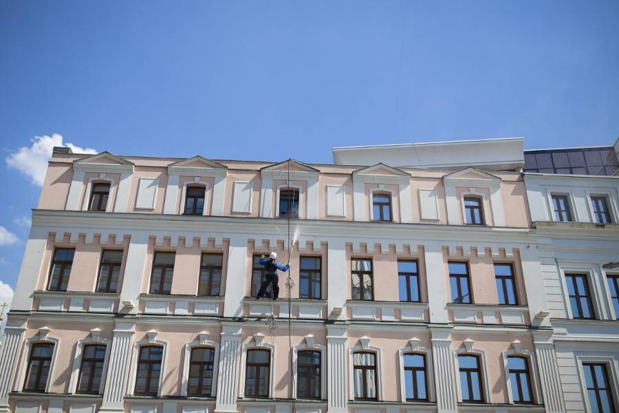 Петр Бирюков - Фасады почти 5,7 тысячи многоэтажек помыли в Москве с приходом тепла - m24.ru - Москва - Благоустройство