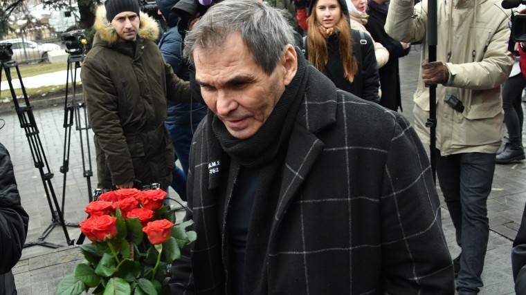 Евгений Петросян - Бари Алибасов - Сергей Жорин - Лидий Федосеев-Шукшин - «Завязывай с&nbsp;кротами»: Адвокат Петросяна показал фото с&nbsp;репетиции похорон Алибасова - 5-tv.ru