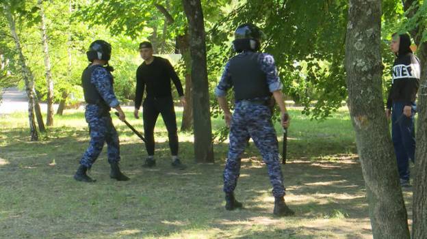 Бойцы Росгвардии в Воронеже показали, как обезвредить пьяных хулиганов - vestivrn.ru - Воронеж