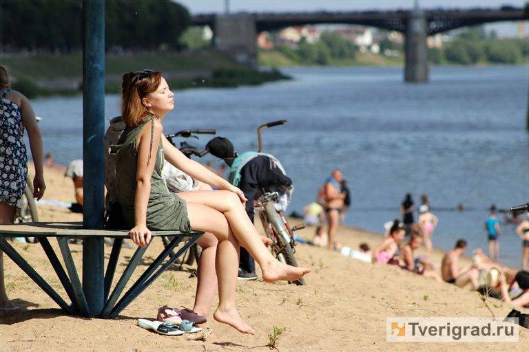 Тверичане штурмуют городской пляж, спасаясь от аномальной жары - tverigrad.ru - Тверь