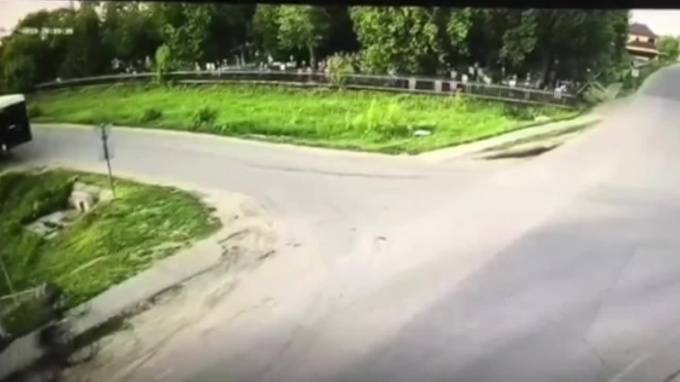 Появилось видео с моментом ДТП под Казанью, где легковушка на огромной скорости сбила ребенка на велосипеде - piter.tv - Казань