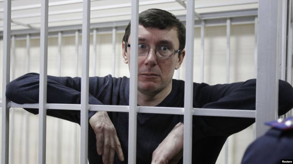 Юрий Луценко - Луценко яростно строчит уголовные дела за призывы к миру на Донбассе - news-front.info - Украина