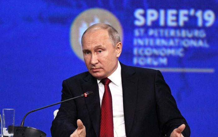 Владимир Зеленский - Владимир Путин - "Я говорю серьезно, а они смеются!" Слова Путина о Зеленском взорвали зал на ПМЭФ - ru.armeniasputnik.am - Россия - Украина - Зеленский