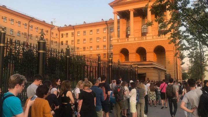 Иван Голунов - "Журналисты? Рассмешили! Стая русофобов и только!": Пикеты в поддержку журналиста "Медузы" не нашли отклика в Сети - pravdoryb.info - Москва