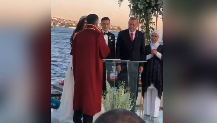 Реджеп Тайип Эрдоган - Эрдоган выступил свидетелем на свадьбе полузащитника "Арсенала" - vesti.ru - Лондон - Турция - Istanbul