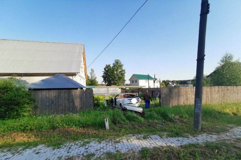 В Тверской области водитель иномарки врезался в столб и протаранил забор частного дома - tverigrad.ru