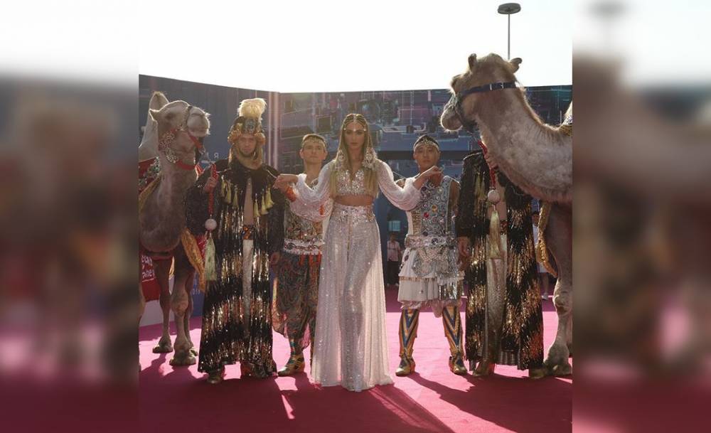 Ольга Бузова - Ольга Бузова появилась на музыкальной премии на верблюде - bash.news