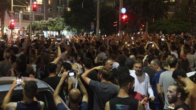 Мотя Кимхи - Беспорядки в центре Тель-Авива: 15 человек задержаны, 2 полицейских ранены - vesty.co.il - Тель-Авив