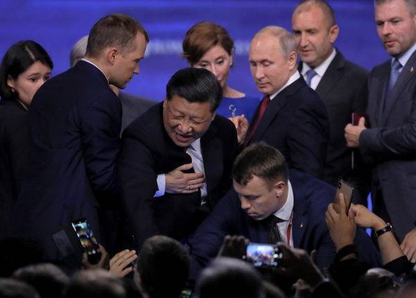 Владимир Путин - Си Цзиньпин - Охранник Путина спас Си Цзиньпина от падения со сцены на ПМЭФ - 9tv.co.il - Россия - Китай - Санкт-Петербург
