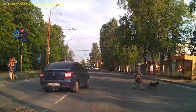 На красный, по встречке: иномарка чуть не сбила людей в Петрозаводске - 365news.biz - Карелия - Петрозаводск