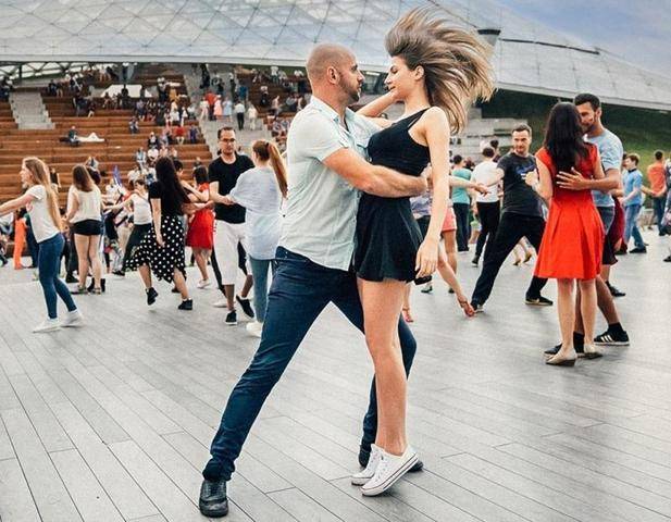 Московские парки открыли летний танцевальный сезон - vm.ru