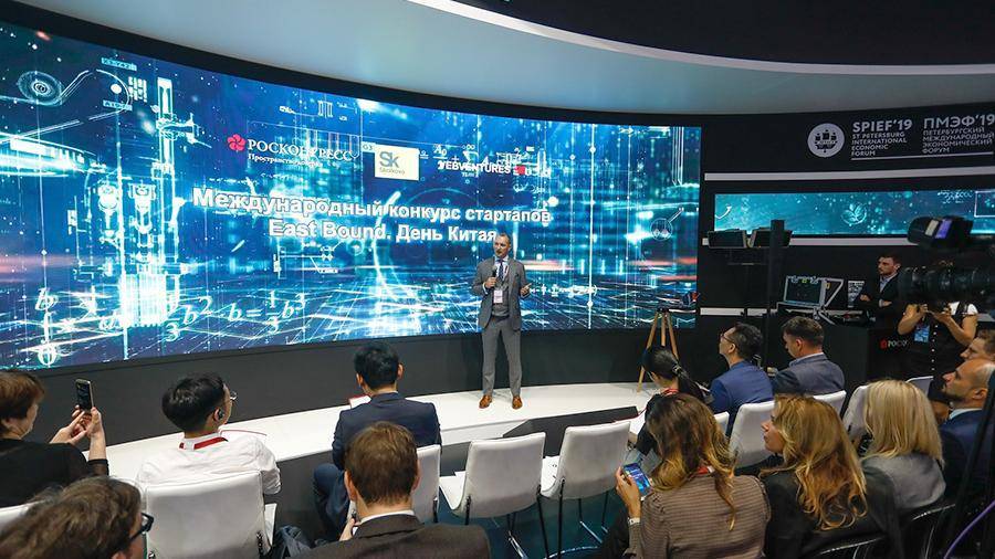 На ПМЭФ впервые прошел конкурс стартапов в сфере искусственного интеллекта - iz.ru - Китай - США - Сколково