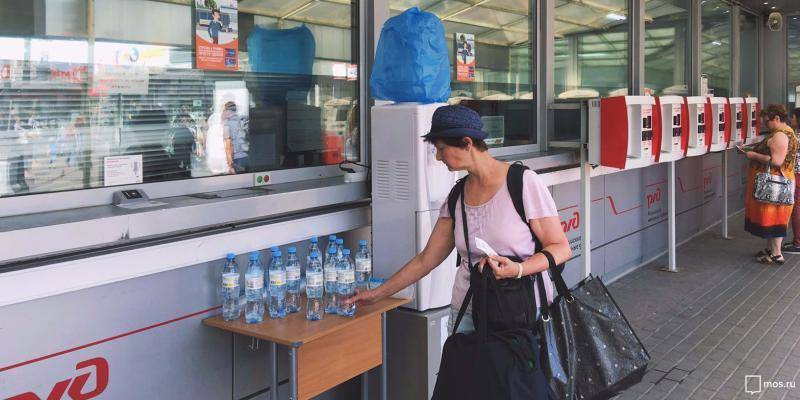 Пассажирам начали раздавать воду на 10 станциях МЦК из-за жары - vm.ru